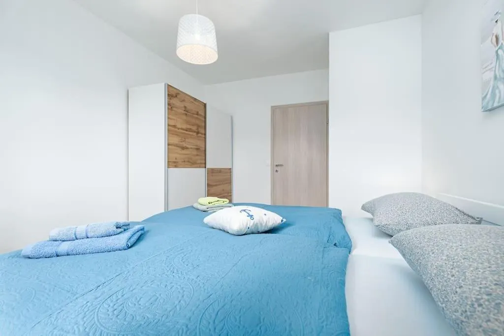 Sea & City View Apartment For Five Persons Porec