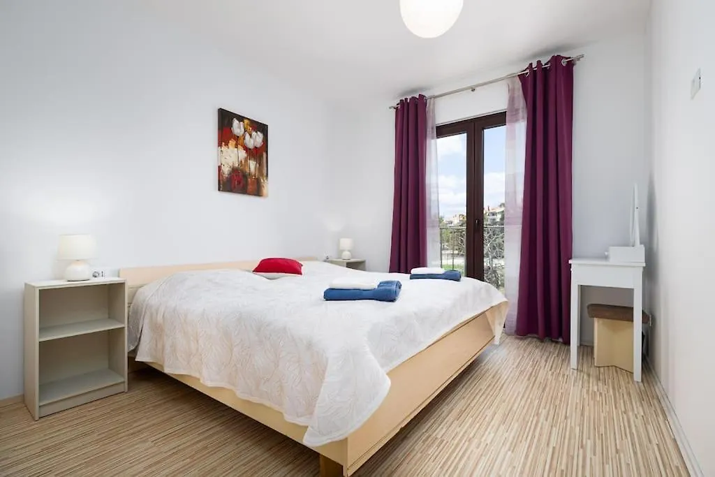 Sea & City View Apartment For Five Persons Porec