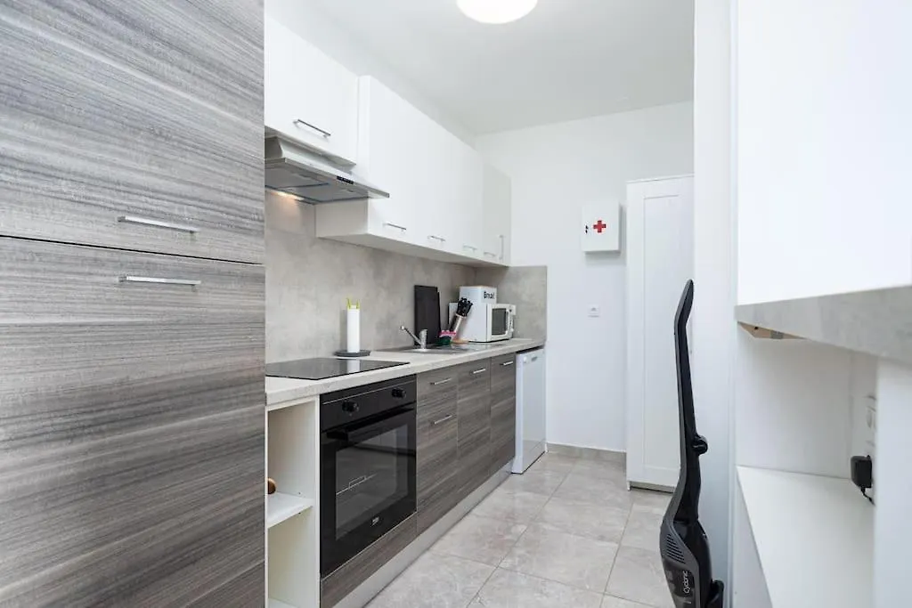 Sea & City View Apartment For Five Persons Porec