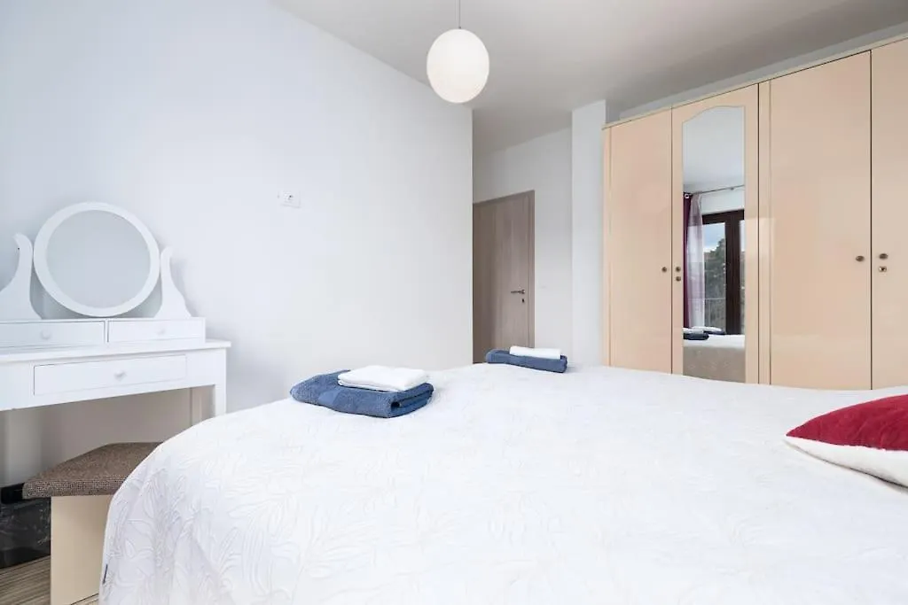 Sea & City View Apartment For Five Persons Porec